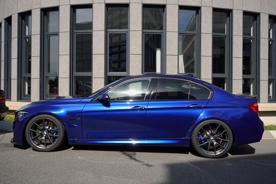 BMW M3 Limousine als Viert&uuml;rer der Baureihe F80 in Blau Metallic vor moderner Architektur am 13.08.2023 beim Oldtimertreffen im Lenkwerk in Bielefeld im Teutoburger Wald in Ostwestfalen-Lippe