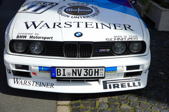 Der legend&auml;re BMW M3 E30 der Achtzigerjahre in der legend&auml;ren DTM Farbgebung am 13.08.2023 beim Oldtimertreffen im Lenkwerk in Bielefeld im Teutoburger Wald in Ostwestfalen-Lippe