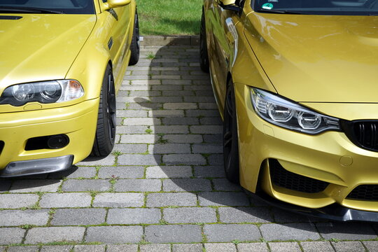 BMW M3 Coup&eacute; der Baureihe E46 und BMW M4 der Baureihe F82 mit Frontspoiler und Doppelscheinwerfer als Sechszylinder Sportwagen am 13.08.2023 beim BMW Day im Lenkwerk in Bielefeld in Ostwestfalen-Lippe