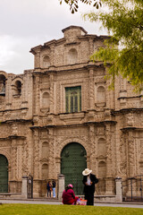 Fototapeta na wymiar man with traditional hat stand up in front of the cathedral of Cajamarca.