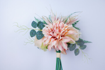 白背景とピンクの花のブーケ