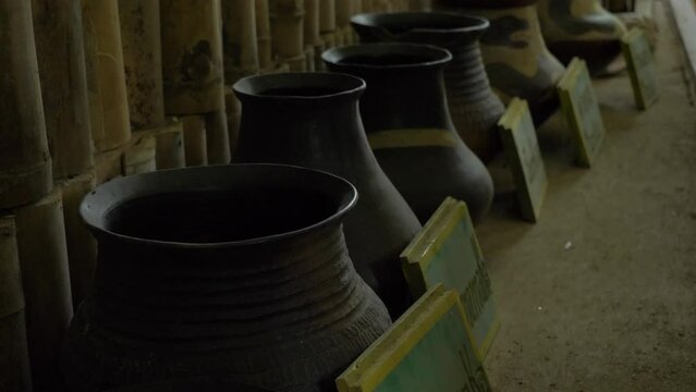 Discover the culinary traditions of Tena's indigenous people through their skillfully crafted clay pots and kitchen utensils. This video showcases the exquisite artistry and practicality