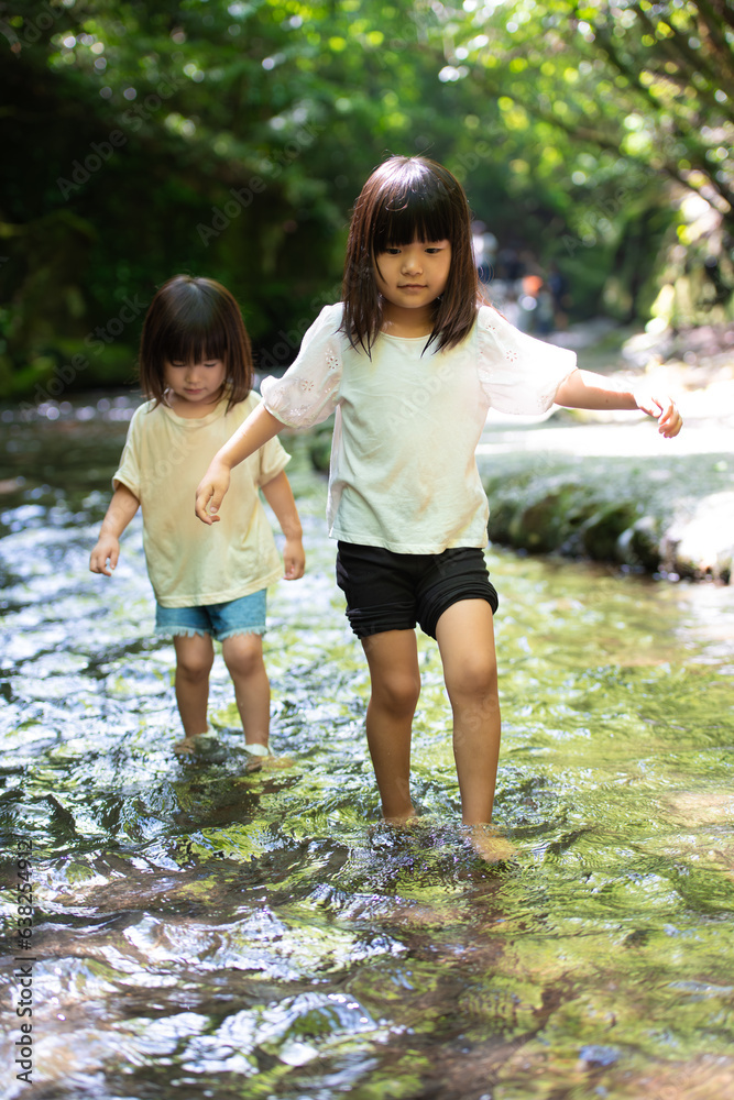 Poster 渓流で水遊びする姉妹