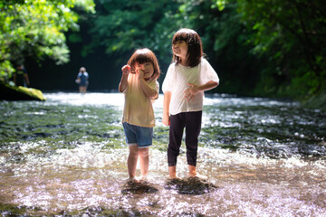 渓流で水遊びする姉妹