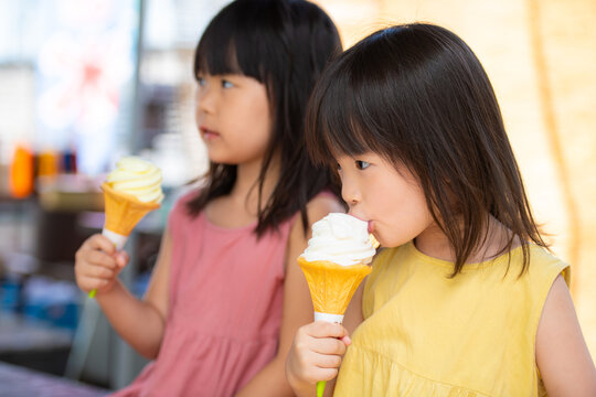 アイスクリームを食べる姉妹