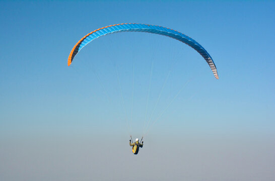 Parapentes volando en el cielo