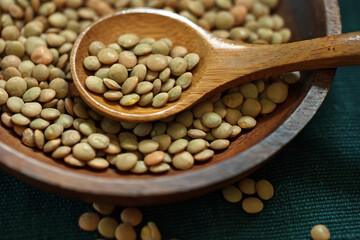 木製の丸い皿に盛ったレンズ豆