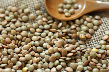 麻袋の上に広げたレンズ豆