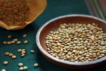 木製の丸い皿に盛ったレンズ豆