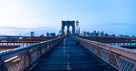 Fototapeta premium brooklyn bridge in new york. bridge spanning the East River between the boroughs of Manhattan and Brooklyn. brooklyn bridge of new york city. Historic landmark