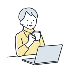 パソコンを見ているシニア女性