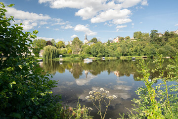 Le village de Daon sur les bords de la riviere Mayenne en region Pays de la Loire en France, vue prise sur le parcours de cyclotourisme velo Francette en pleine nature sous un ciel bleu.