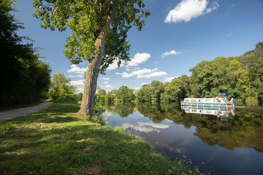 Peniche de tourisme fluvial sur la riviere mayenne, sur les bords du parcours velo Francette entre chateau Gontier sur Mayenne et Angers en region Pays de la Loire.