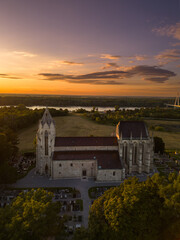Sonnenuntergang &uuml;ber der Marienkirche in Bad Deutsch-Altenburg, Nieder&ouml;sterreich.