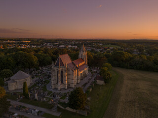 Sonnenuntergang über der Marienkirche in Bad Deutsch-Altenburg, Niederösterreich.