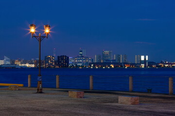 夕暮れの神戸港（前方に見えるのはポートアイランド）神戸市中央区神戸港にて