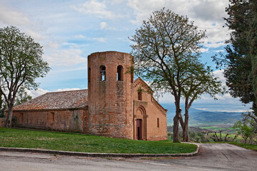 Naklejka premium Pienza, Siena, Tuscany, Italy: the medieval church Pieve di Corsignano (12th century)
