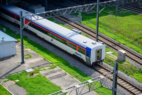 2023년 8월4일 촬영 : 한국 서울역 플랫폼에 도착한 열차의 모습. korail 한국철도공사. 한국의 대중교통 철도.