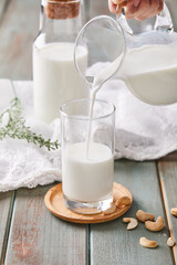 신선한 사냥유를 컵에 따르는 모습