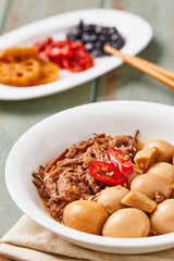 장조림이 반찬으로 곱게 차려진 한국의 식탁
