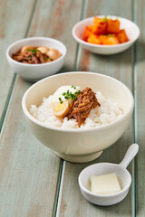 장조림덮밥과 반찬이 차려진 한국의 식탁