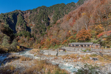 富山県 黒部峡谷 欅平 祖母谷温泉の紅葉