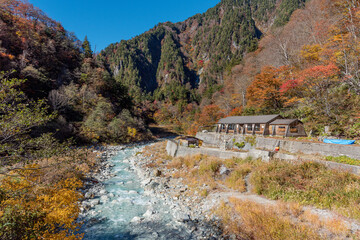 富山県 黒部峡谷 欅平 祖母谷温泉の紅葉