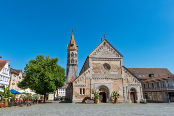 Die Westfassade der Johanniskirche in der Altstadt von Schw&auml;bisch Gm&uuml;nd mit Johannisplatz bei sch&ouml;nem Sommerwetter und wolkenlosem Himmel