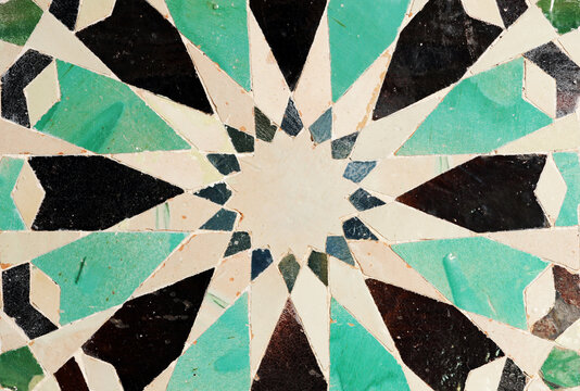 Estrella de diecis&eacute;is puntas. Mosaico alicatado. Z&oacute;calo de azulejos &aacute;rabes en el interior de la capilla mud&eacute;jar de San Bartolom&eacute;. C&oacute;rdoba, Andaluc&iacute;a, Espa&ntilde;a. 