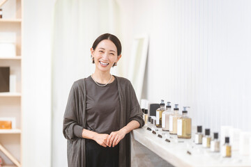 働く日本人女性/アパレル店員