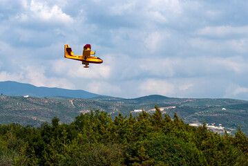 Firefighting aircraft in the forest fires in Greece // Löschflugzeug bei den Waldbränden in...