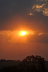 pôr do sol incrível, luz entre as nuvens 