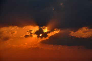 pôr do sol incrível, luz entre as nuvens 