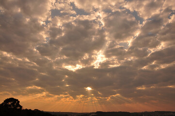 pôr do sol incrível, luz entre as nuvens 