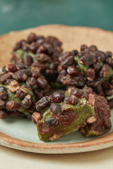 한국의 전통 음식인 콩떡이 가지런하게 담겨져 있는 모습