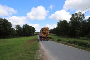 Le camion du bois dans la Creuse