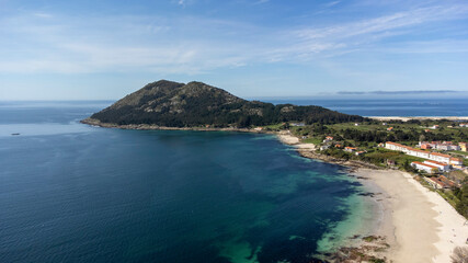 Fotografía aerea de la playa de San Francisco con Monte Louro de fondo y la playa y laguna de Area, costa de Galicia