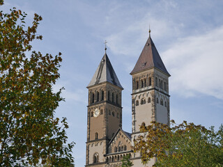 Fototapeta na wymiar Doppeltürme der neuromanischen Taborkirche Leipzig im herbstlichen Abendlicht. Sachsen, Deutschland 