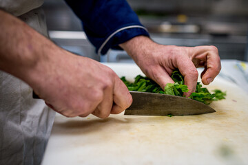 préparation des légumes dans un restaurant taillage et épluchage