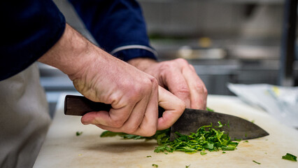 préparation des légumes dans un restaurant taillage et épluchage