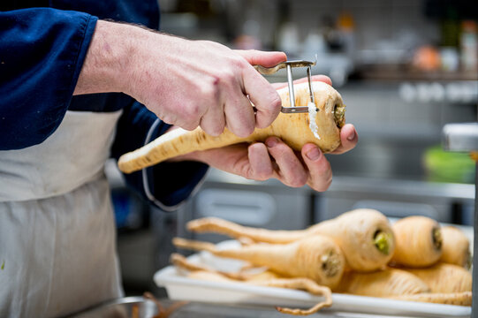 &eacute;pluchage de panais dans un restaurant