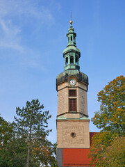 Fototapeta na wymiar Turm der Markkleeberger Lutherkirche im herbstlichen Abendlicht. Sachsen, Deutschland 