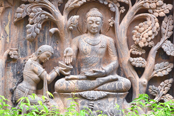 Fototapeta na wymiar Stone statue of buddha at Mahabodhi Temple Complex in Bodh Gaya, India.Buddha sculpture tells the story of the Buddha's history.