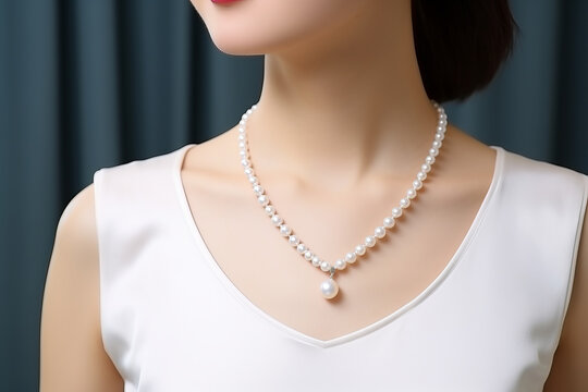 Beauty wearing a white pearl necklace , fine jewelry concept picture