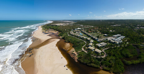 Imagem aérea da Praia de Imbassaí com vista para o Residencial Ykutiba Imbassai, Zona Turística da Costa dos Coqueiros, no município de Mata de São João, Bahia, Brasil