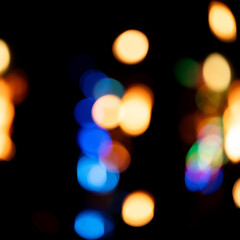 bunte Lichtpunkte auf schwarzem Hintergrund