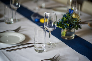 Herbstliche Wärme: Gemütliche Tischdekoration mit warmen Farbtönen für eine Herbsthochzeit