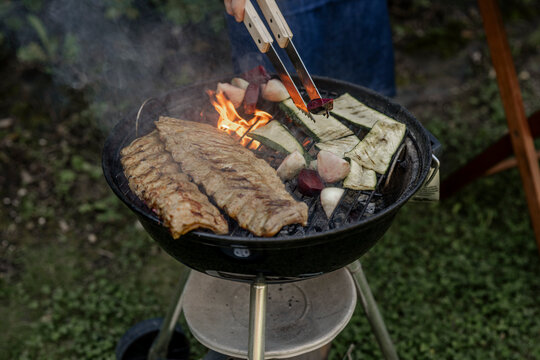Mann beim Grillen im Garten