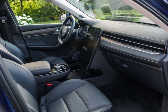interior of car Seres SF5