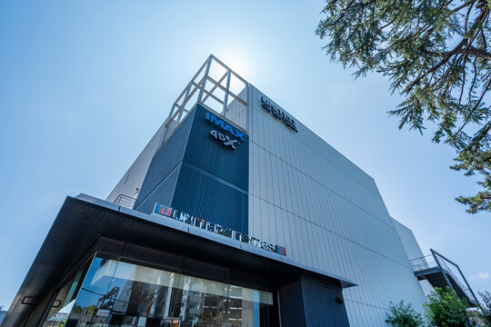 「豊島園」駅前「ユナイテッド・シネマとしまえん」のビルディング